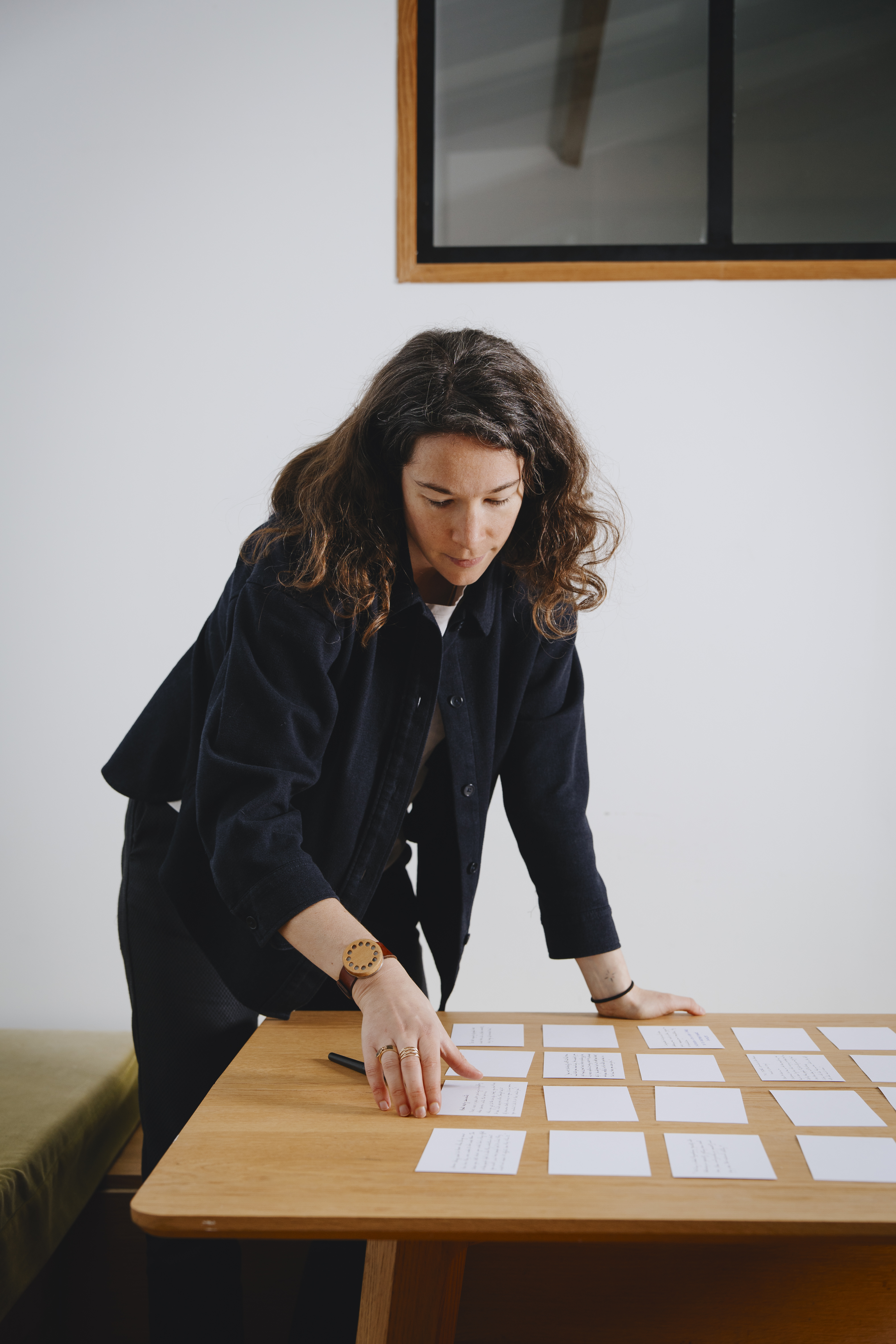 Pauline Mauroux préparant des cartes pendant une formation tchik tchak